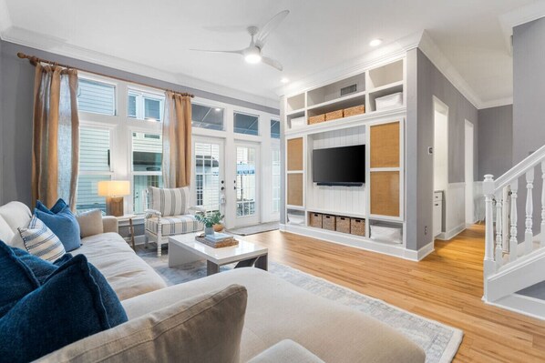 TV connectée, livres, chaîne hi-fi, espaces bureaux