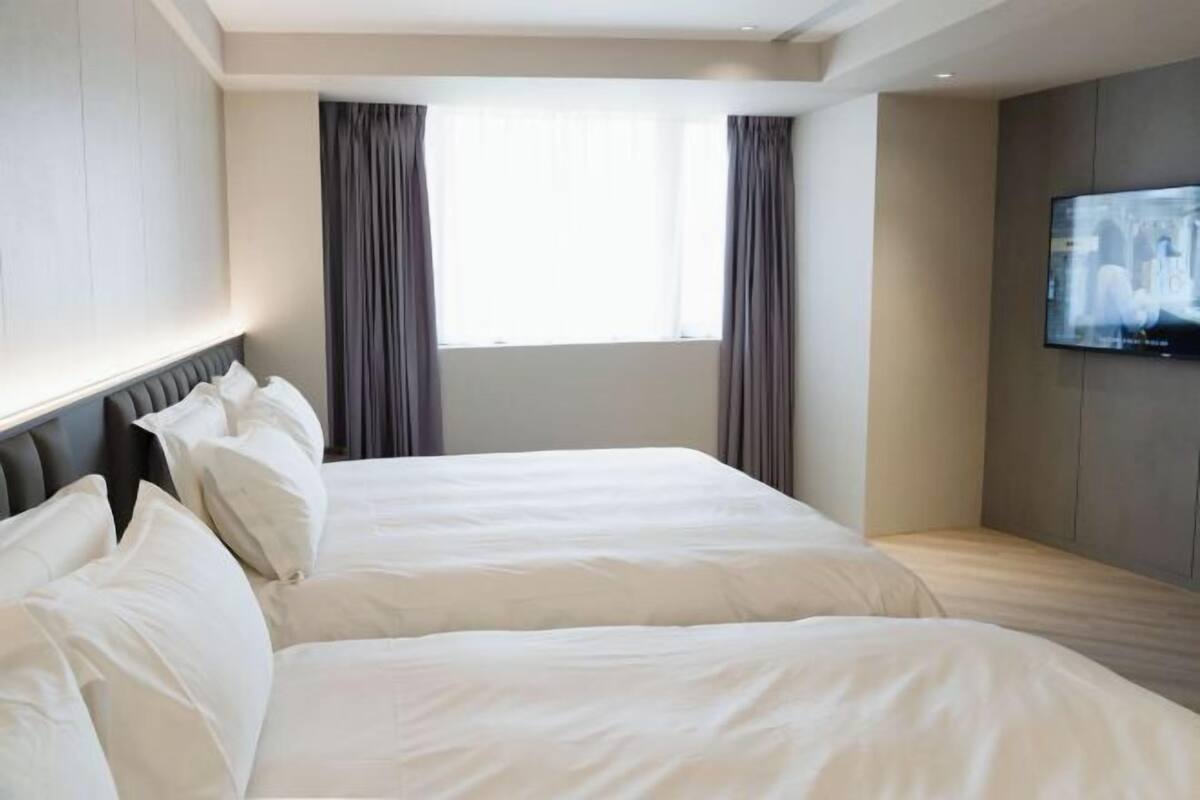 Free WiFi, bed sheets