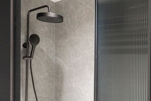Habitación triple superior | Baño | Ducha, toallas, champú y papel higiénico
