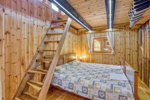 1 bedroom, bed sheets