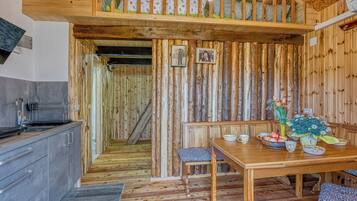 Køleskab, kogeplade, kaffe-/temaskine, køkkentøj/tallerkener/redskaber