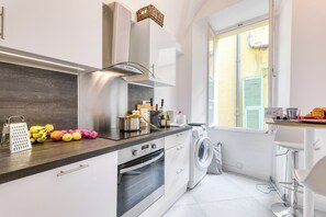 Wasserkocher mit Kaffee-/Teezubehör, Kühlschrank, Mikrowelle, Herdplatte
