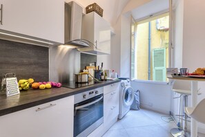 Fridge, microwave, stovetop, dishwasher