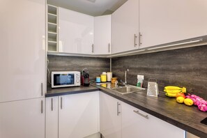 Fridge, microwave, stovetop, dishwasher