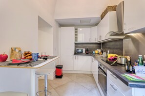 Fridge, microwave, stovetop, dishwasher