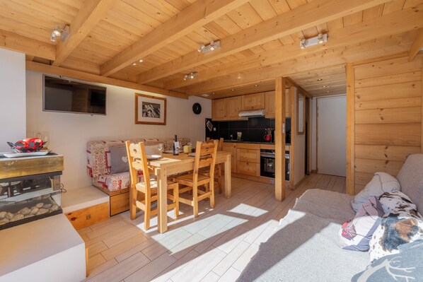 Ein gemütlicher Holzraum mit Essbereich, Küche und Wohnbereich.