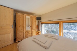 2 bedrooms, bed sheets