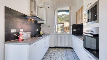 Frigorifero, microonde, forno, piano cottura