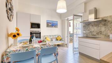 Frigorifero, microonde, forno, piano cottura