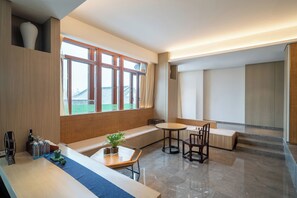 Grand suite, uitzicht op meer | Een bureau, verduisterende gordijnen, gratis wifi