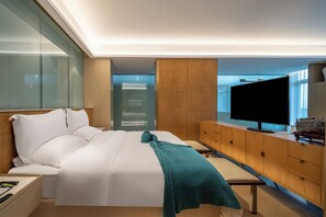 Grand suite, uitzicht op meer | Een bureau, verduisterende gordijnen, gratis wifi