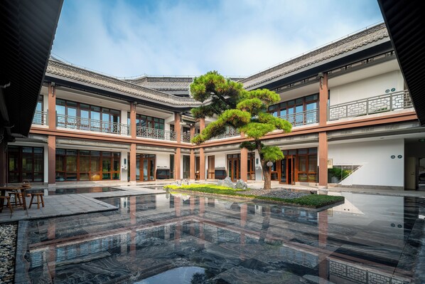 Lobby sitting area - Yangzhou Seclusive Life Hot Spring Resort (Yangzhou)