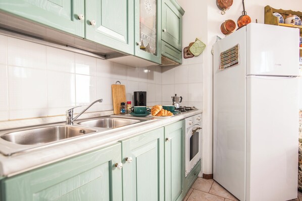 Fridge, oven, stovetop, coffee/tea maker