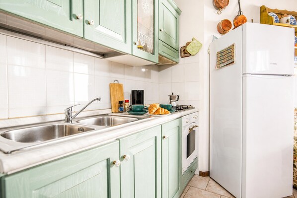 Une cuisine équipée de deux éviers, d’une cuisinière et d’un réfrigérateur.