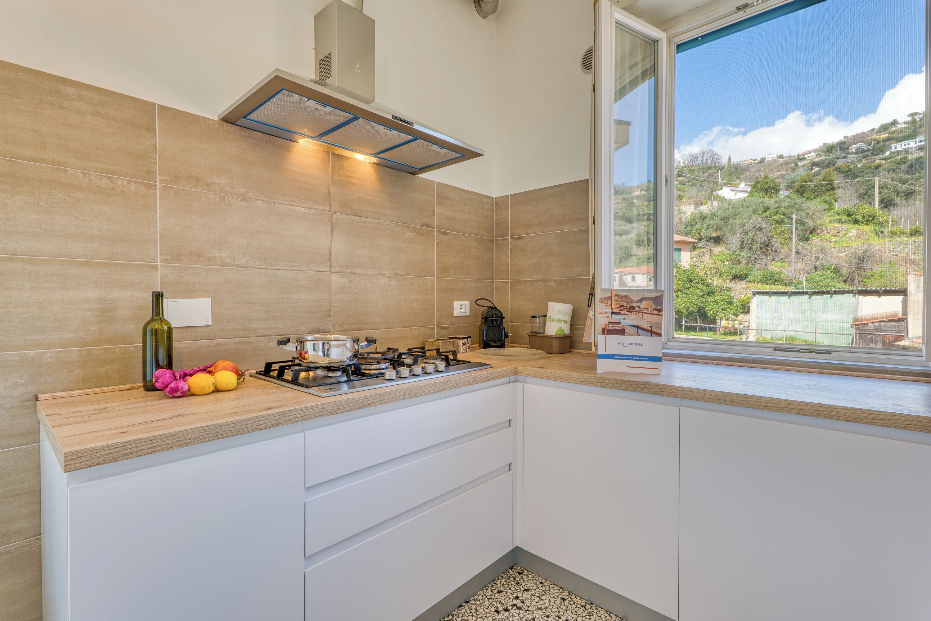 Frigorifero, microonde, forno, piano cottura