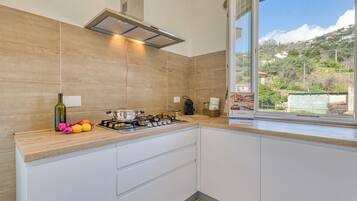 Frigorifero, microonde, forno, piano cottura