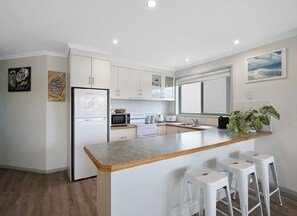 Fridge, microwave, oven, stovetop - Driftwood Townhouse 2 Waterfront-Central Location (Lakes Entrance)