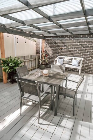 Outdoor dining - Driftwood Townhouse 2 Waterfront-Central Location (Lakes Entrance)