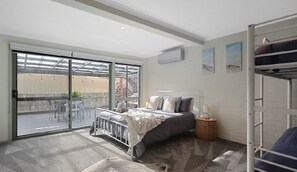 2 bedrooms, iron/ironing board, WiFi, bed sheets - Driftwood Townhouse 2 Waterfront-Central Location (Lakes Entrance)