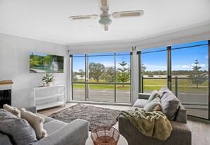 TV - Driftwood Townhouse 2 Waterfront-Central Location (Lakes Entrance)