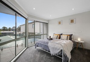 2 bedrooms, iron/ironing board, WiFi, bed sheets - Driftwood Townhouse 2 Waterfront-Central Location (Lakes Entrance)