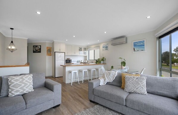 TV - Driftwood Townhouse 2 Waterfront-Central Location (Lakes Entrance)