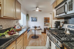 Fridge, microwave, oven, stovetop - Walkable Hillcrest Gem - Cafés, Bars & Balboa Park - Landing Pad in San Diego (San Diego)