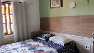 3 quartos, escrivaninha, ferros/tábuas de passar roupa