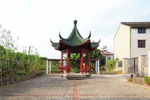 A traditional pavilion with a tiled floor and a clear sky. - Shanghai Qichi homestay (Shanghai)