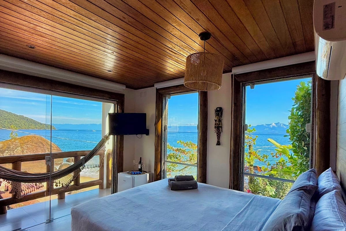 Comfort Suite, Beach View | 1 bedroom, in-room safe, desk, laptop workspace