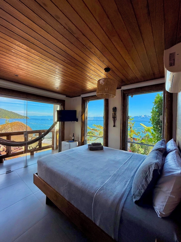 Suíte conforto, vista para a praia | 1 quarto, cofres nos quartos, escrivaninha