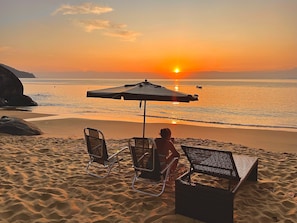 Na praia, serviço de traslado de/para a praia, espreguiçadeiras