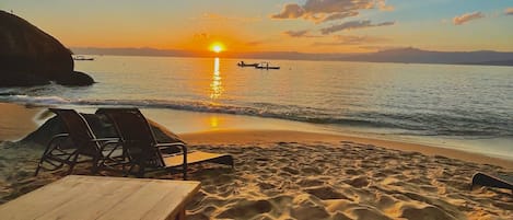 Plage, navette pour la plage, chaises longues, parasols