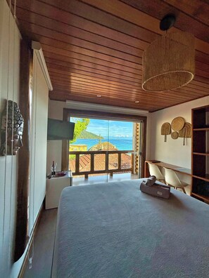 Suite Confort, vista a la playa | 1 habitación, caja de seguridad en la habitación y escritorio 