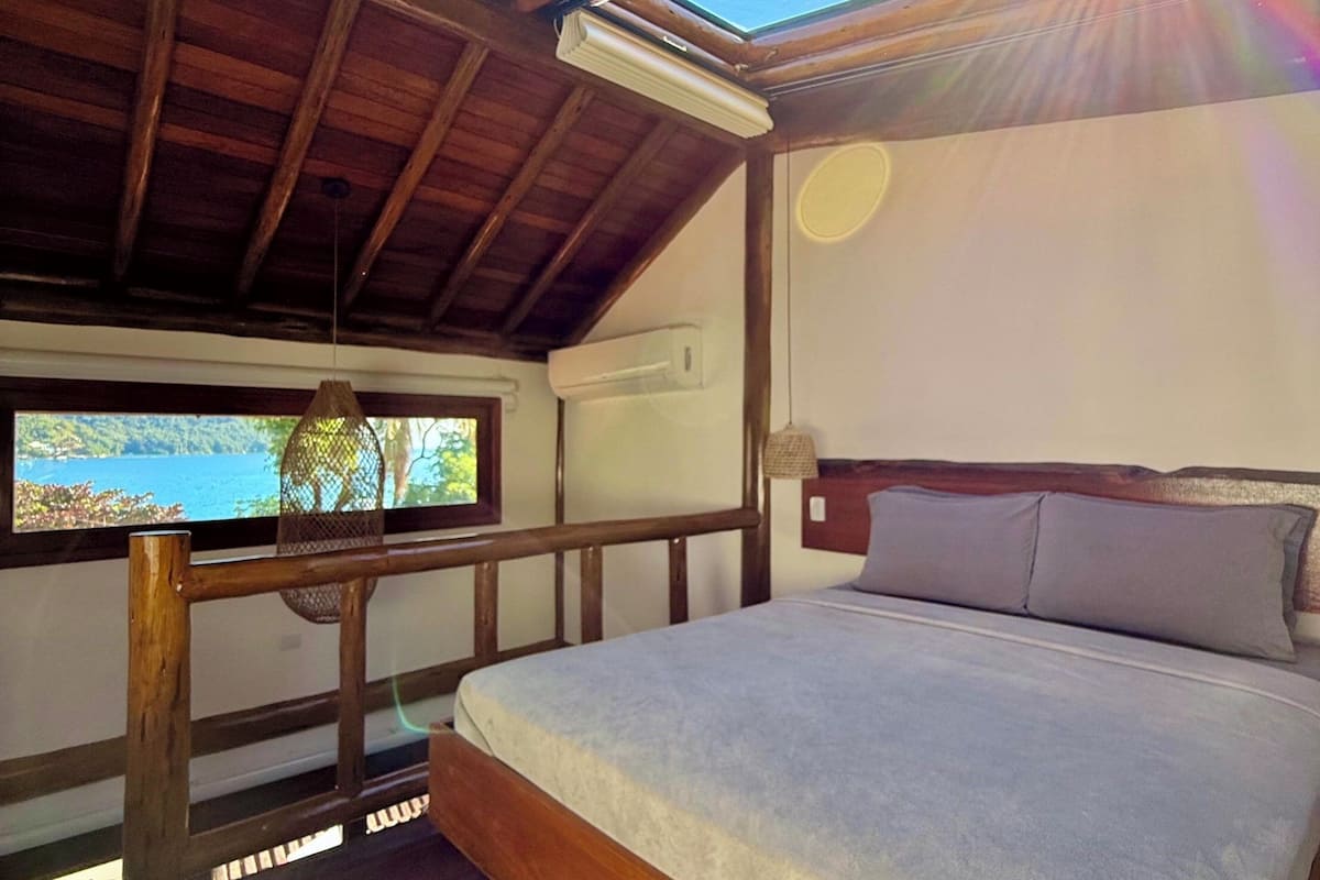 Loft conforto, vista para a praia | 1 quarto, cofres nos quartos, escrivaninha