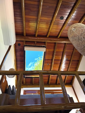 Loft Comfort, vista spiaggia | 1 camera, una cassaforte in camera, una scrivania, postazione laptop