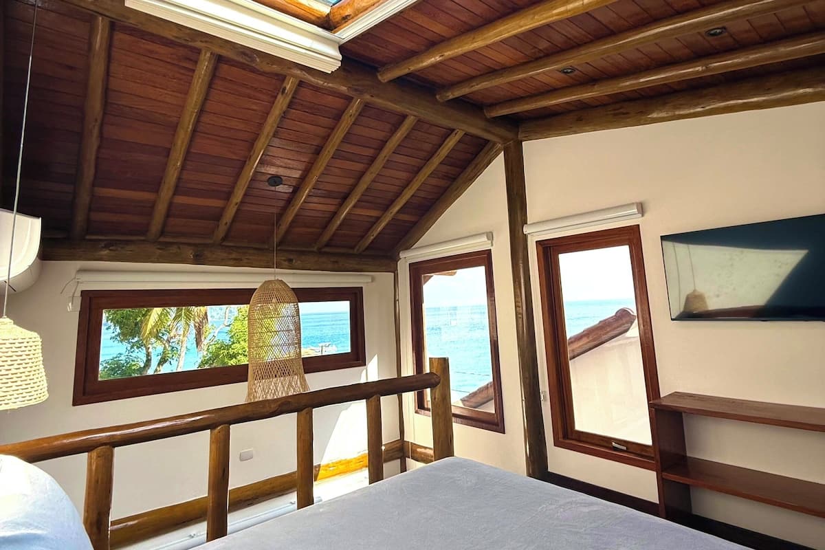 Loft conforto, vista para a praia | 1 quarto, cofres nos quartos, escrivaninha