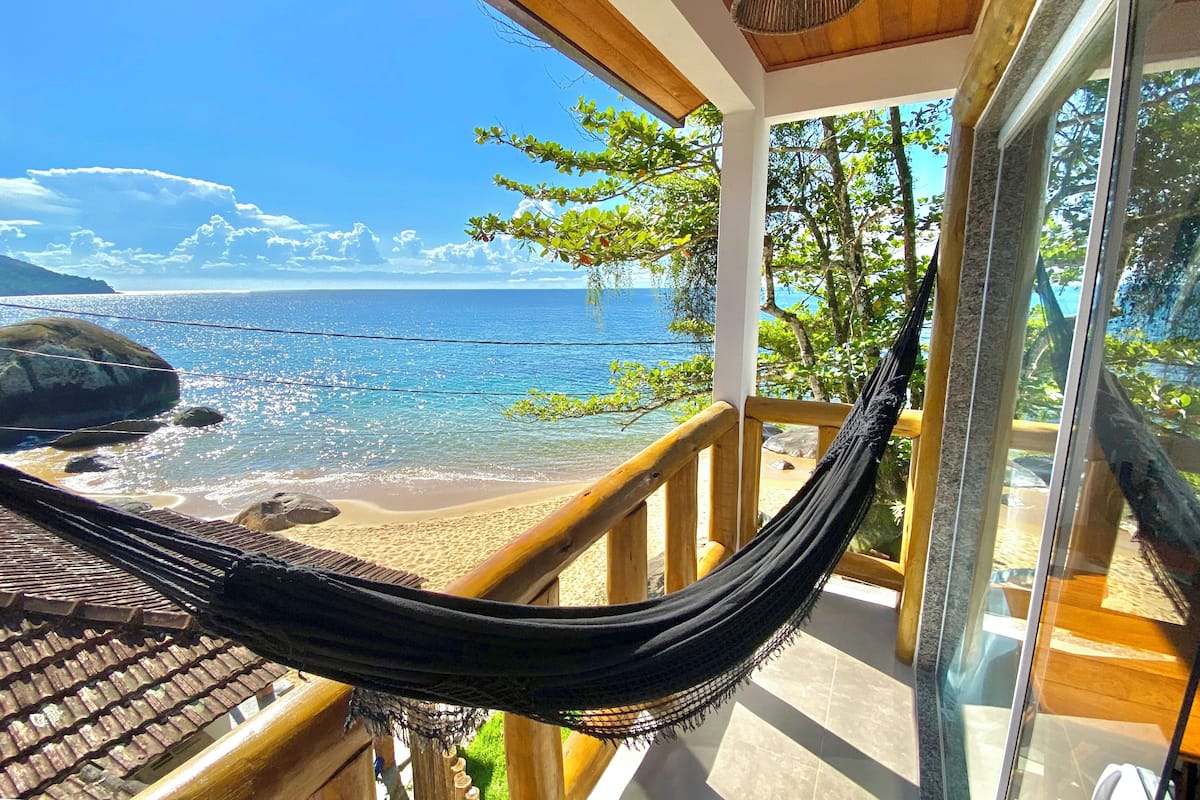 Comfort Suite, Beach View | 1 bedroom, in-room safe, desk, laptop workspace