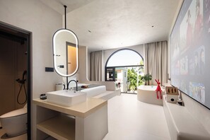 Chambre Double Deluxe, patio, vue cour intérieure | Espace de travail pour ordinateur portable, rideaux occultants