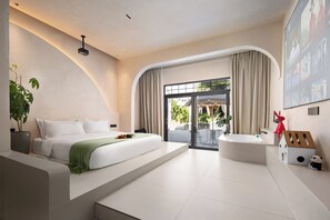 Habitación Deluxe doble, patio, vistas al patio | Espacio para trabajar con un portátil y cortinas opacas
