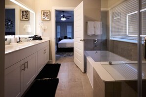 Een douche, een haardroger, handdoeken, zeep