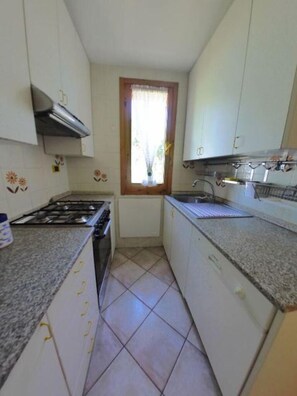 Fridge, cookware/dishes/utensils - Apartment with sea view terrace 400 meters from the beach (Numana)