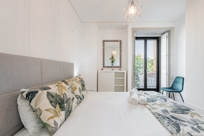 1 dormitorio, escritorio, tabla de planchar con plancha y Internet