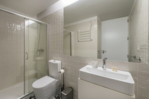 Shower, hair dryer, towels - GuestReady - Rose Apartment (Porto)