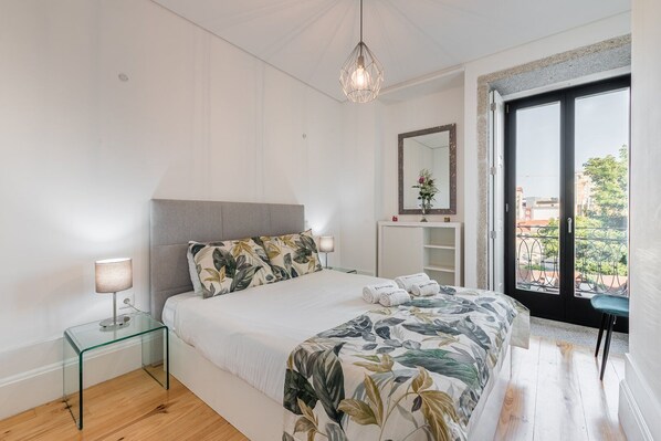 1 chambre, bureau, fer et planche à repasser, accès Internet