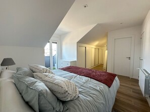 2 bedrooms, iron/ironing board, bed sheets