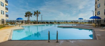 Seabatical Oceanfront: In & outdoor pools, hot tub, sauna, gym #203