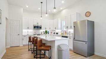 Casa (4 Bedrooms) | Cucina privata | Microonde, forno, macchina per tè/caffè, tavolo da pranzo