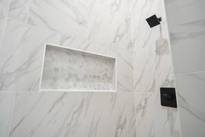 House (4 Bedrooms) | Bathroom | Combined shower/tub, towels, shampoo - Sleek 4br/3ba Urban Living w/ Downtown Views! (San Antonio)
