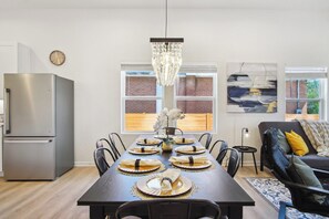Dining - Sleek 4br/3ba Urban Living w/ Downtown Views! (San Antonio)